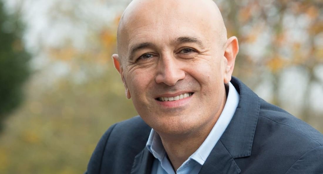 Jim Al-Khalili portrays himself